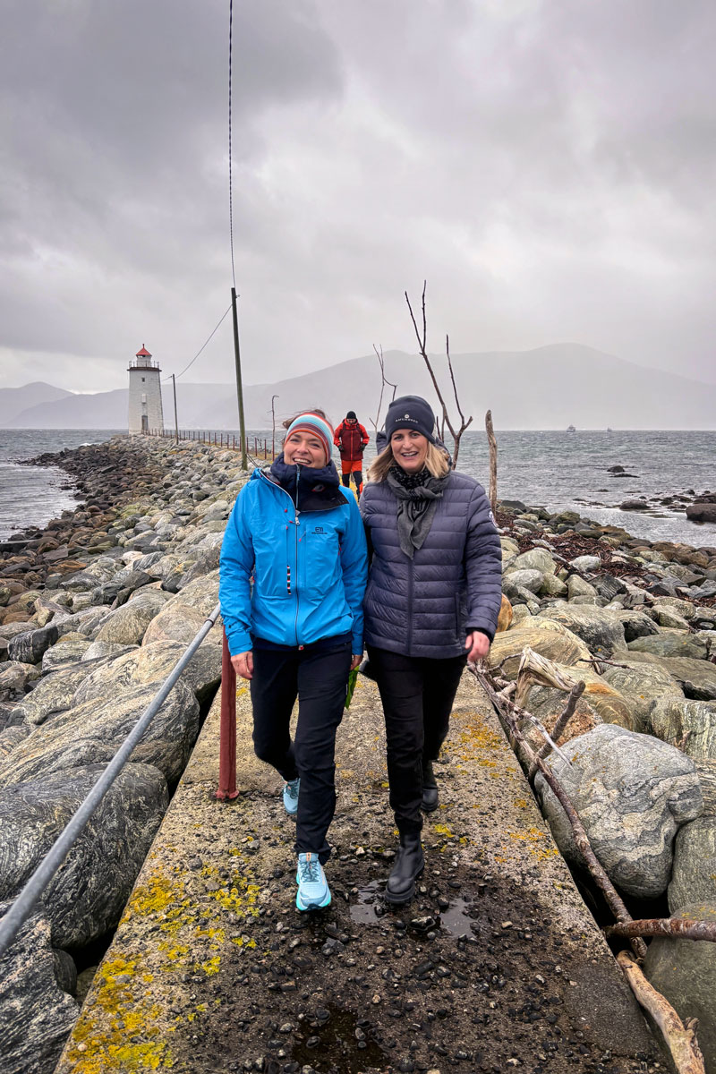 Vibeke Hanssen og Gerd Alise Steinsbu på tur i fjøra på Godøy. Foto