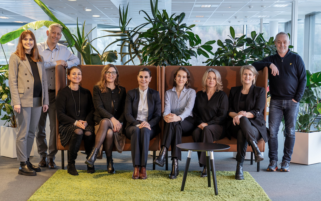 Bilde av ansatte i Doxacom: Ingrid Johannessen, Øyvind Olsen, Ellen Torset, Vibeke Hanssen, Ingvild Nistad, Johanne Kjerstad, Laila Gjerdsbakk, Gerd Alise Steinsbu og Ronny Nordstrand. Foto