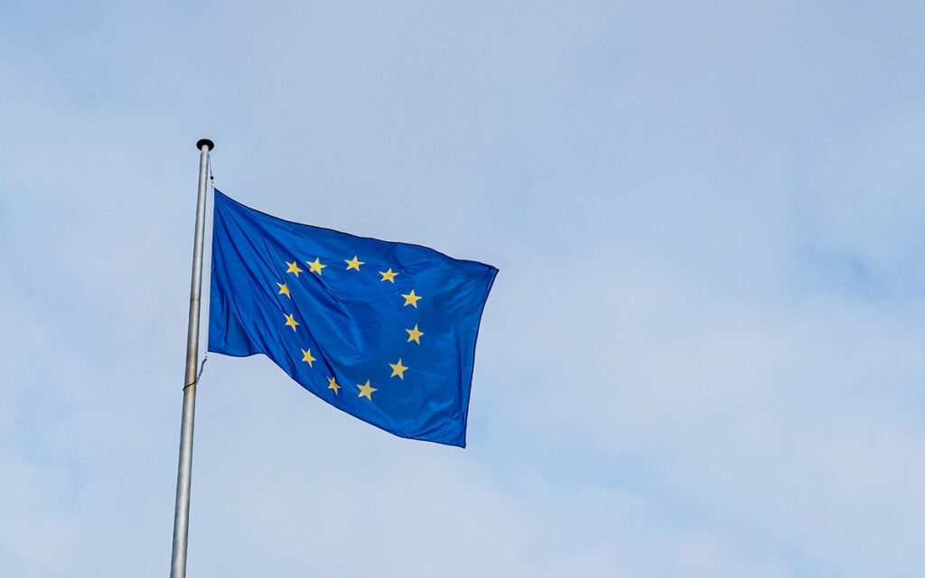 EU flagget vaier i vinden. Foto