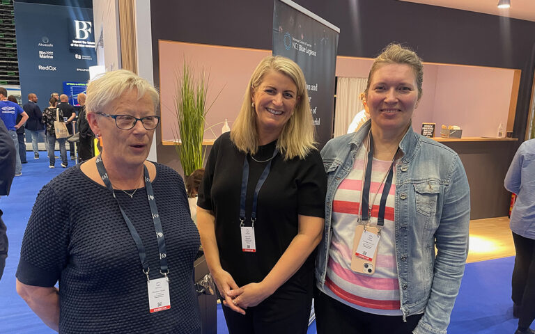 Mariann, Gerd Alise og Lisbeth på fylkespaviljongen til Møre og Romsdal under Aqua Nor 2025. Foto
