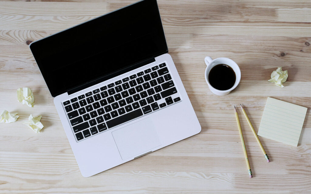 Mac maskin og kaffikopp. Foto