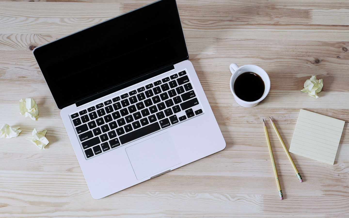 Mac maskin og kaffikopp. Foto